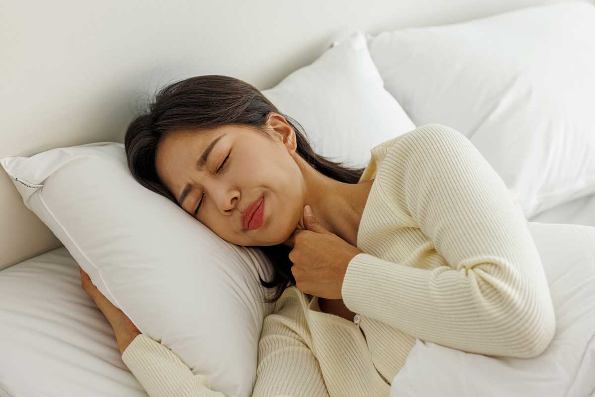 목 통증을 호소하는 사람