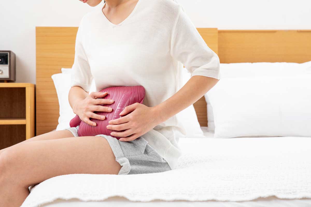 복부 통증을 느끼는 여성