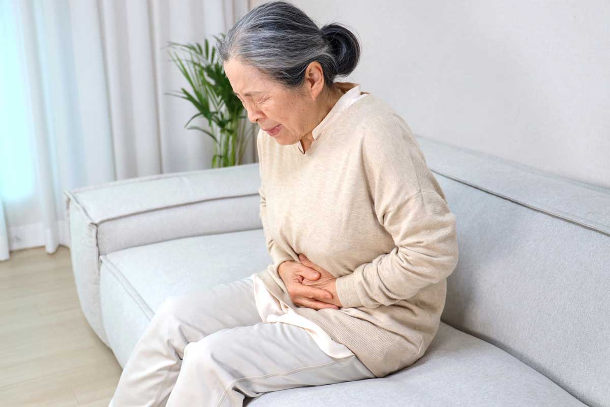 복통 호소하는 사람