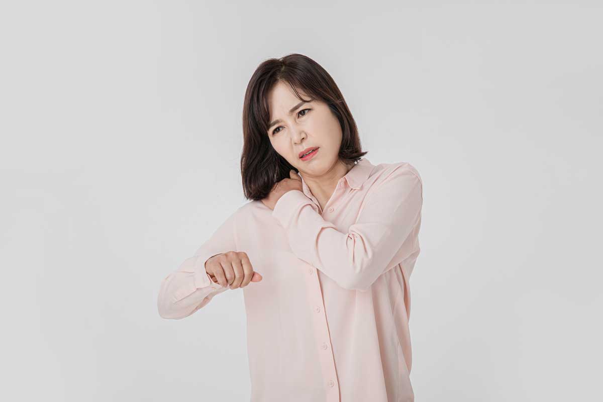 어깨 통증 느끼는 여성