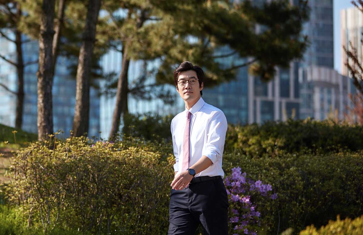 이동하는 남성 이미지