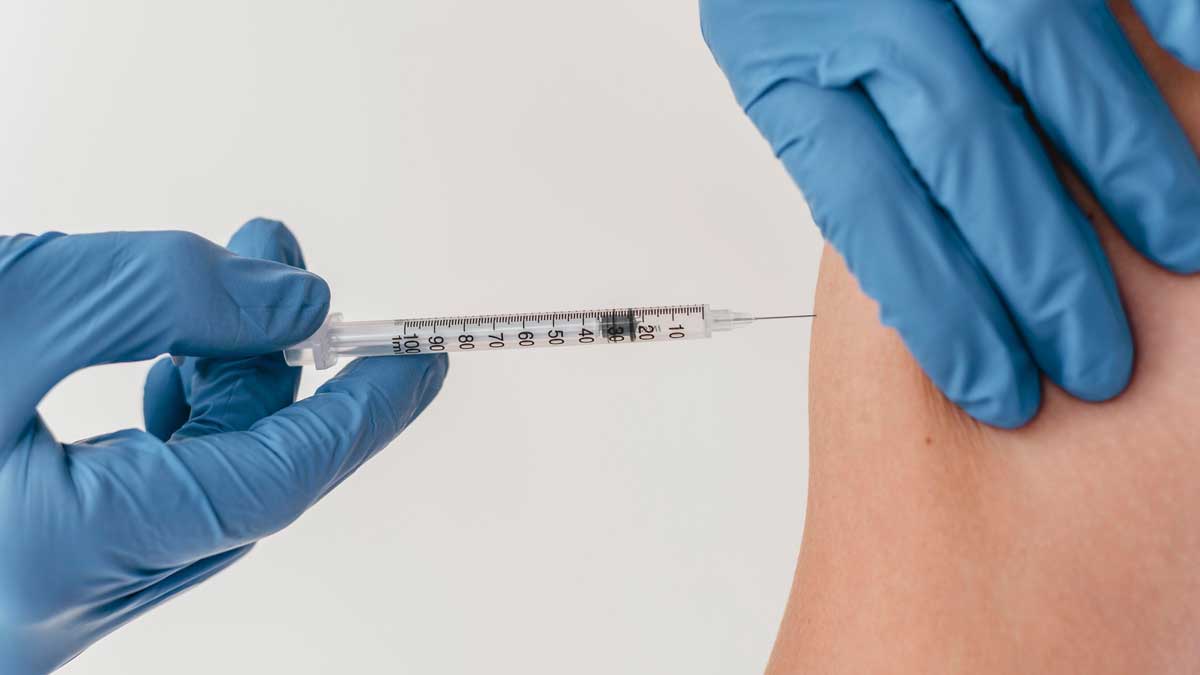 팔뚝에 주사를 놓는 모습