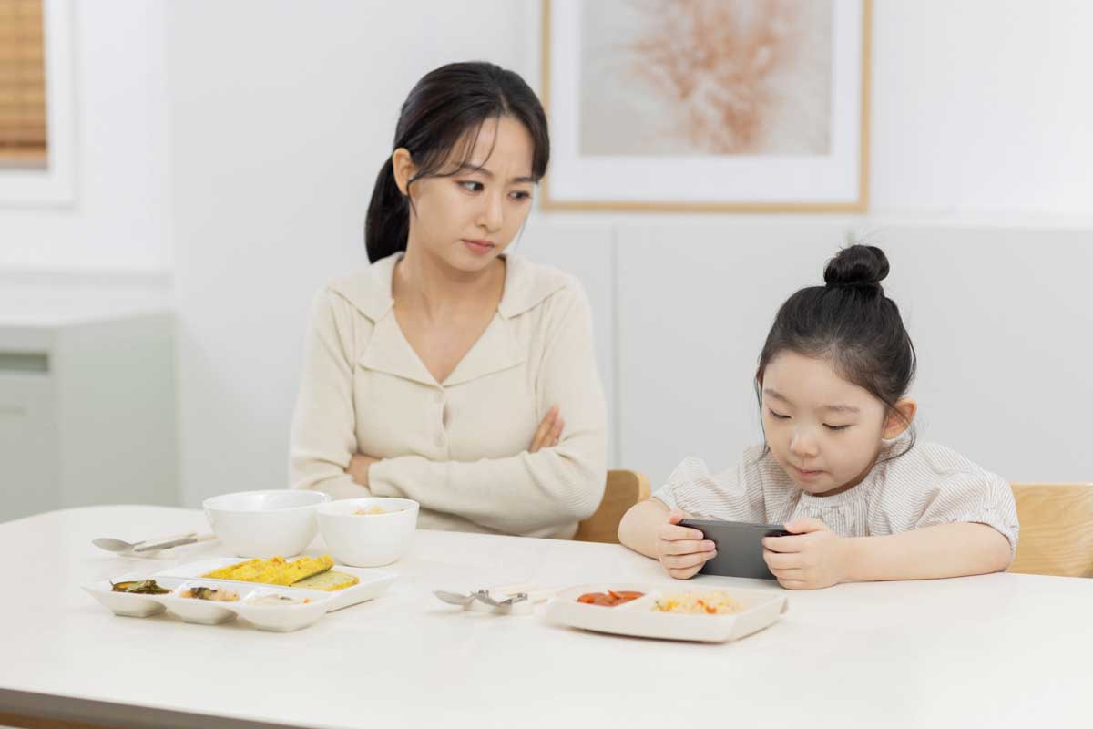 스마트폰 보는 아이 사진