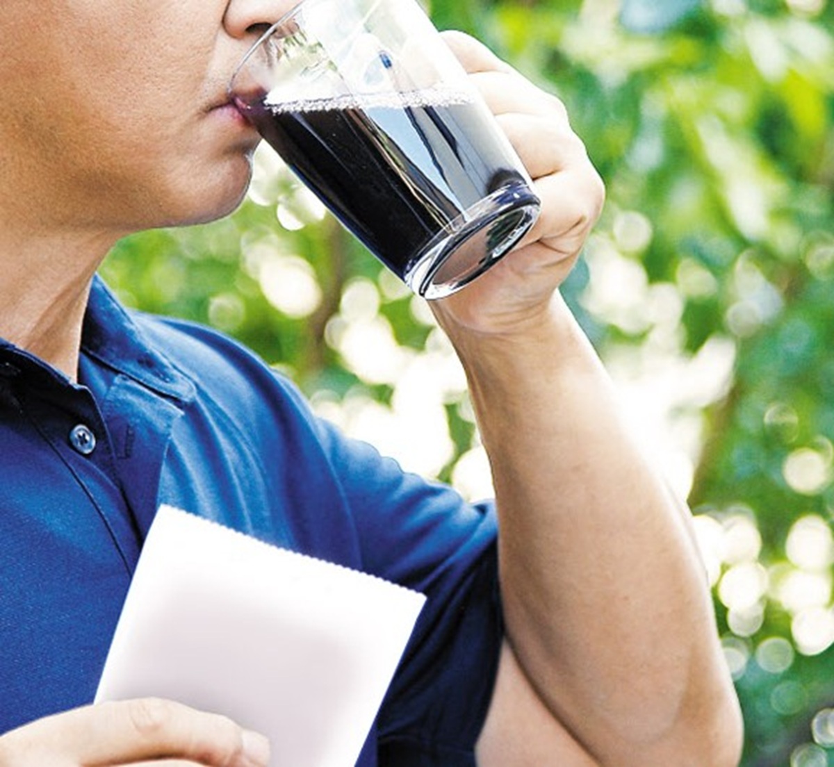 건강즙 마시는 남성