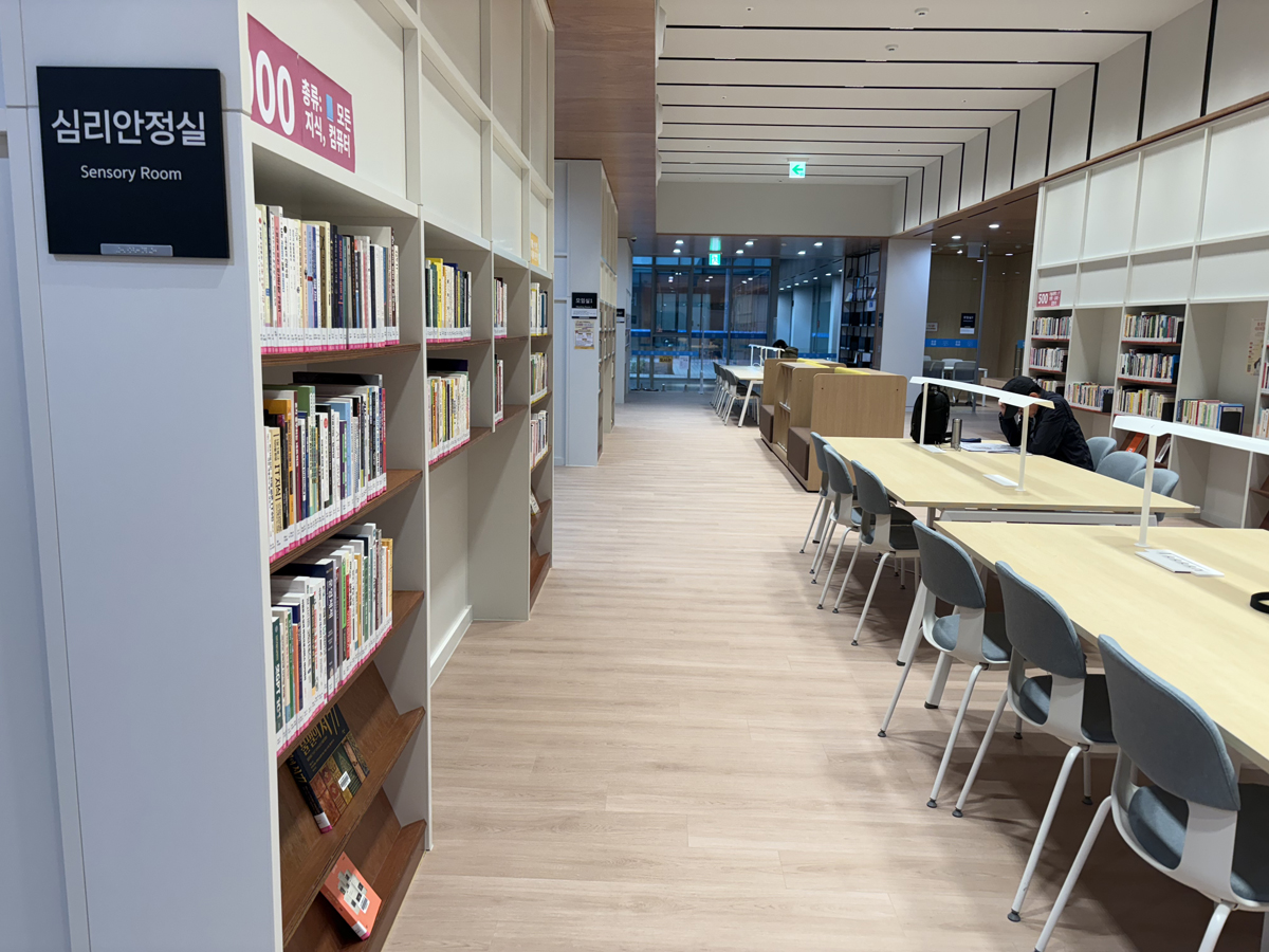어울림플라자 시설 전반은 휠체어 이용자를 고려해 이동 동선을 넓게 확보하고, 단차 없이 설계됐다./사진=신소영 기자