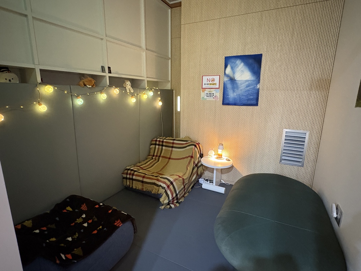 도서관에는 휴식을 취할 수 있는 심리안정실이 있다./사진=신소영 기자