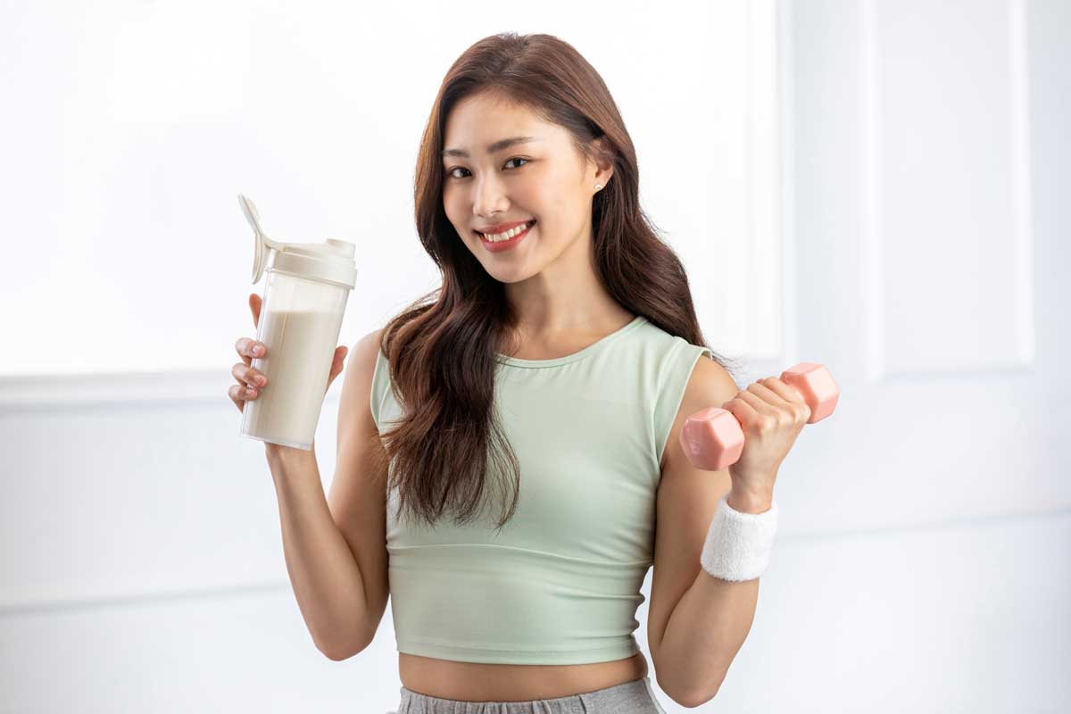 단백질 파우더 들고 있는 여성
