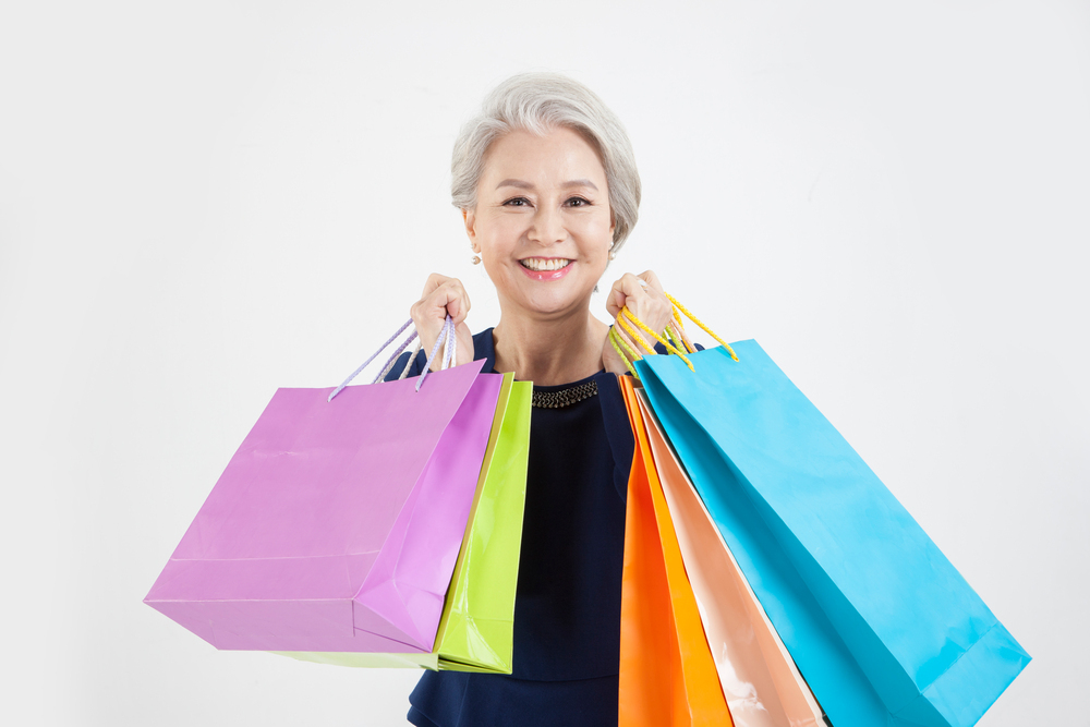 쇼핑백 들고 있는 여성