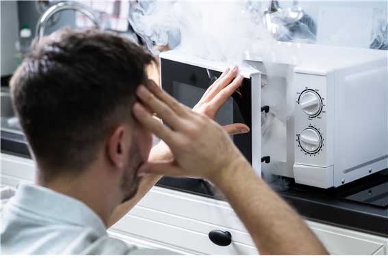 전자레인지 앞에 선 남성