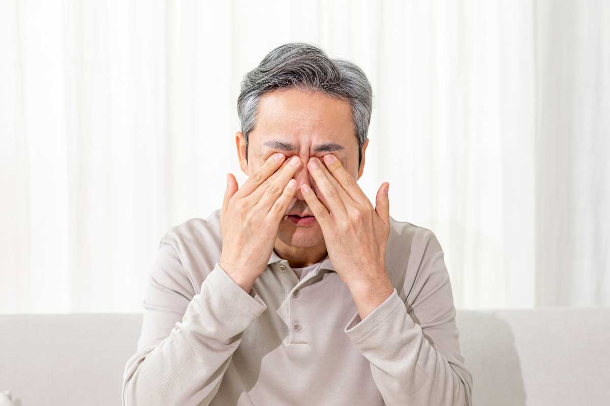 눈 비비는 남성