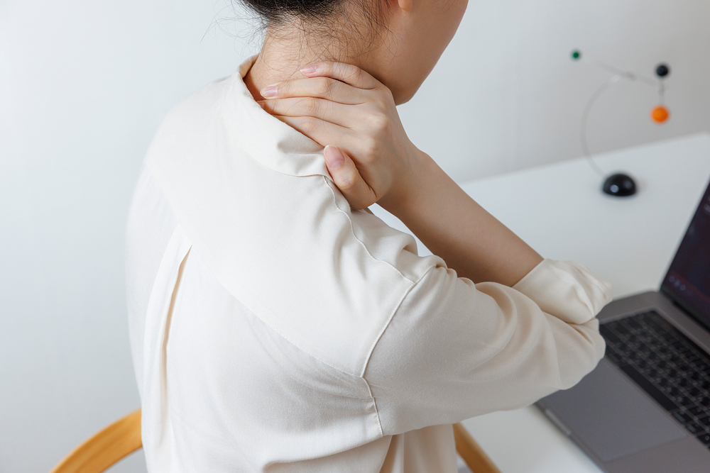 목 잡고 있는 여성