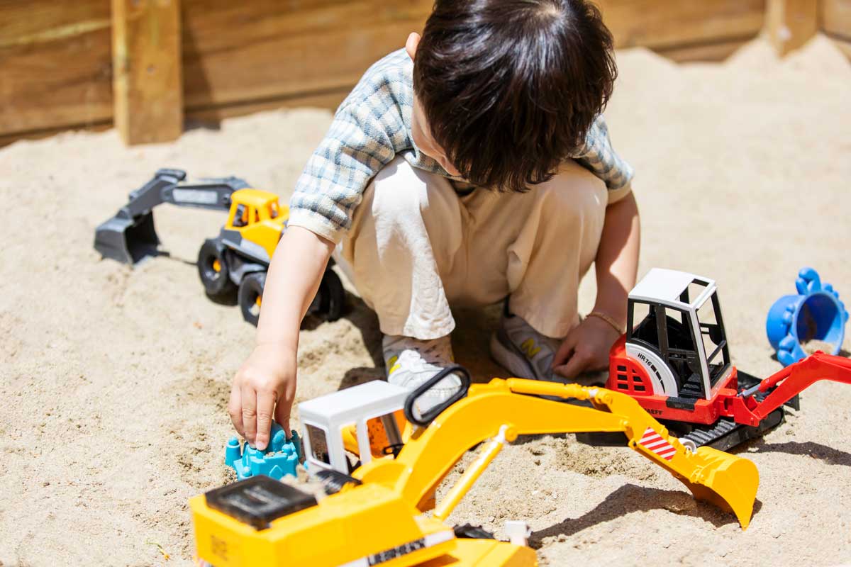 놀이터에서 놀고 있는 아이