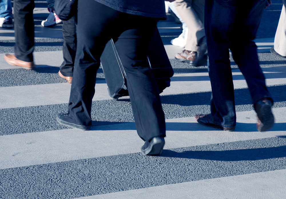 사람들이 걷는 모습