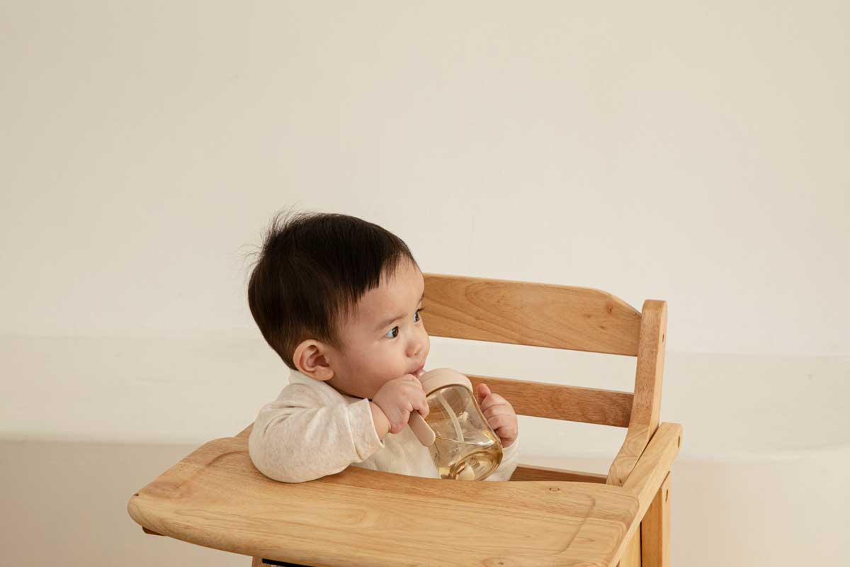 물 마시는 영유아