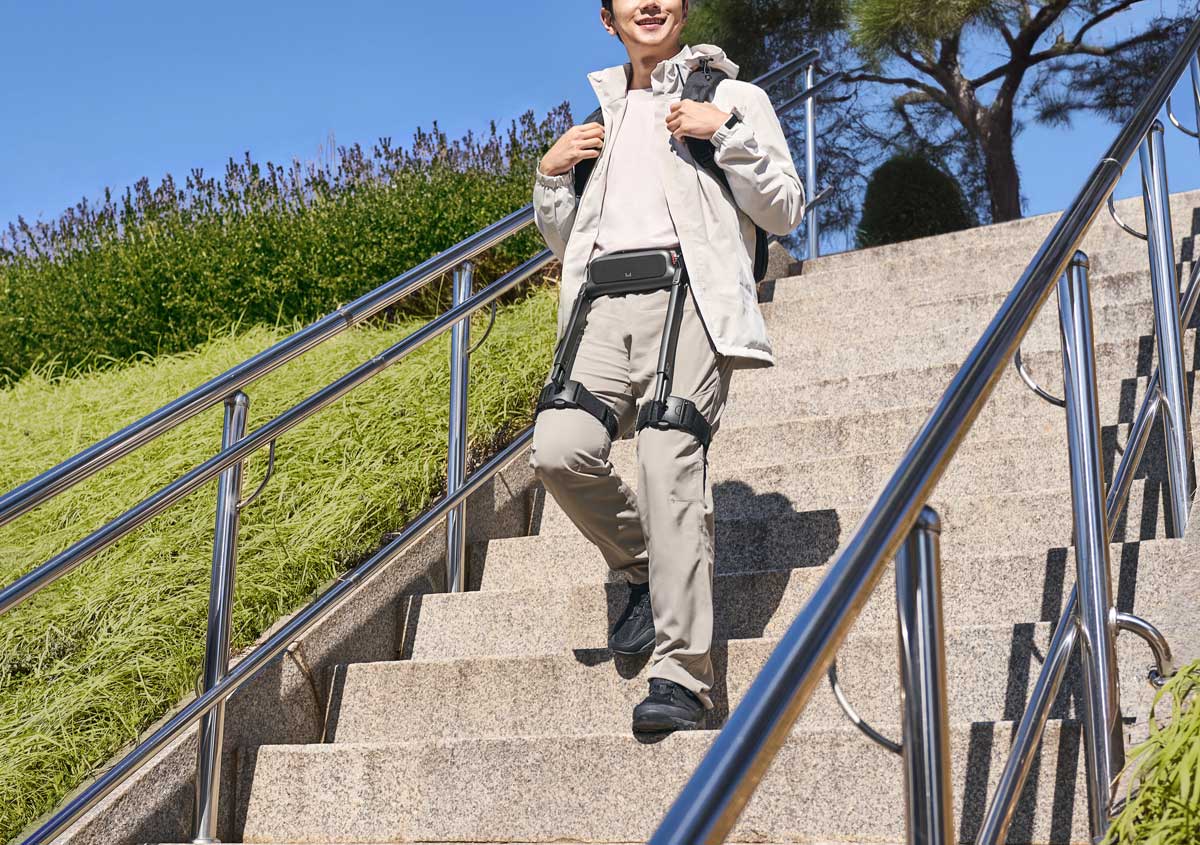 로봇 착용하고 계단 걷는 사람 사진