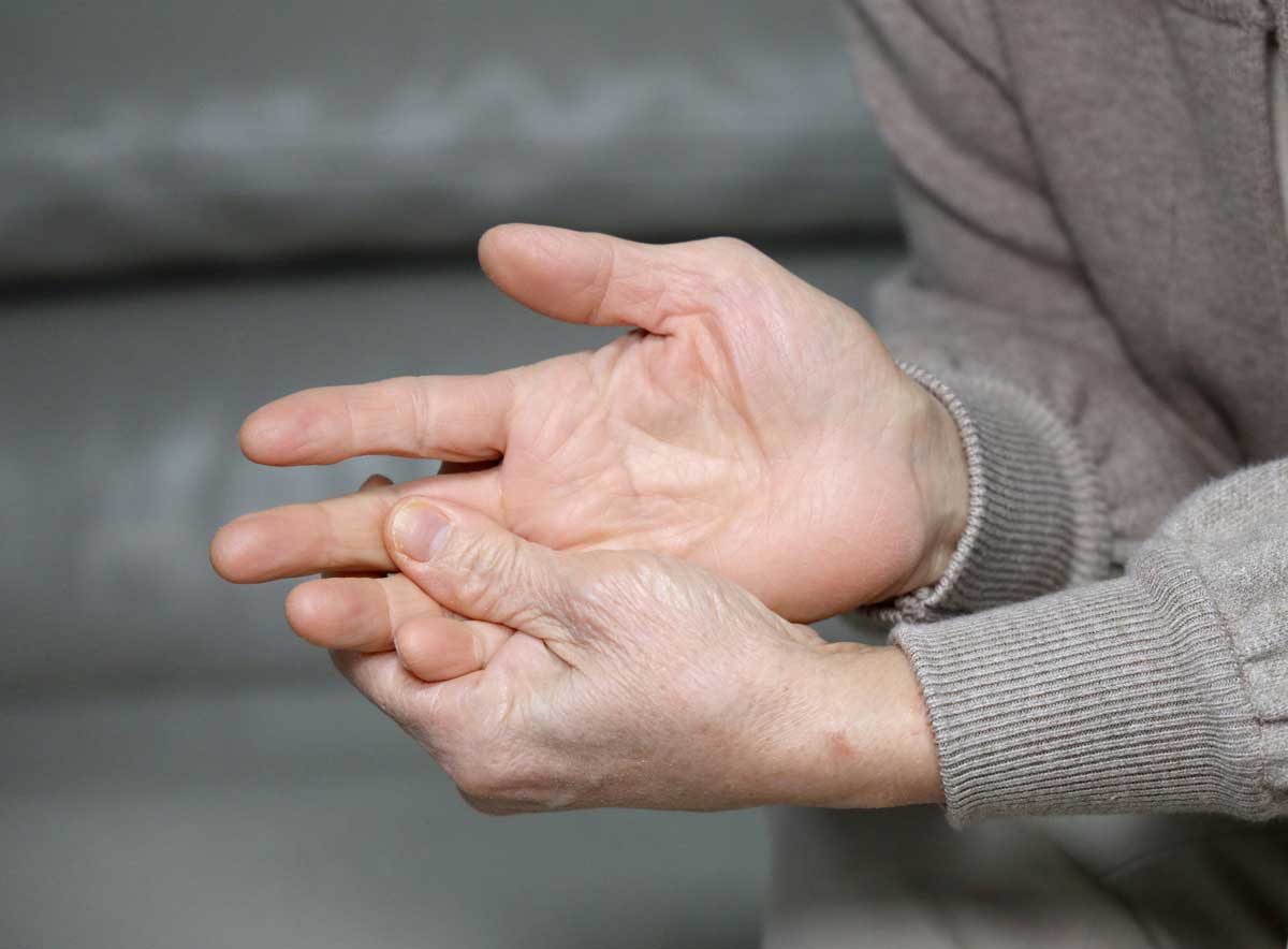손가락 통증을 느끼는 사람