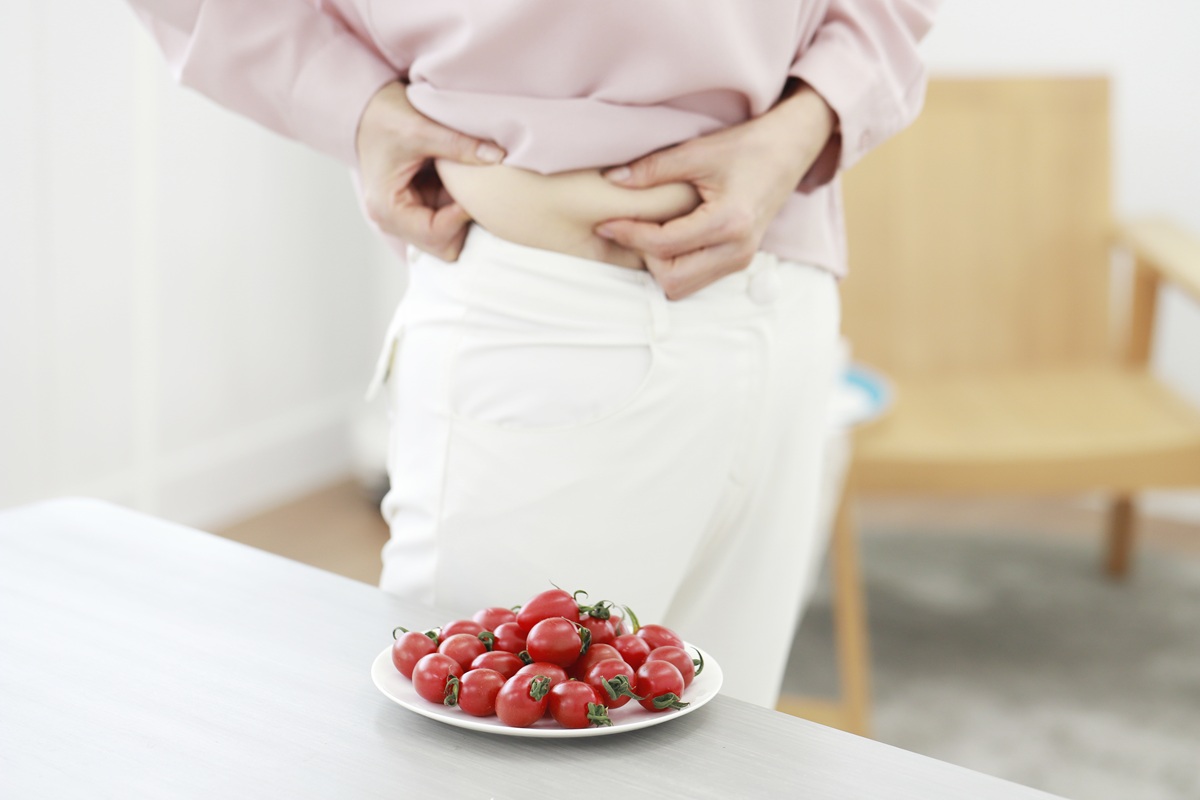 뱃살 나온 중년 여성