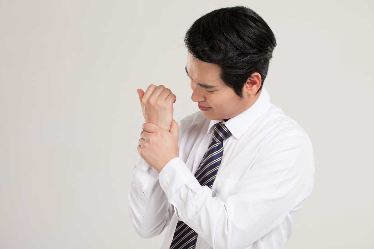 손목이 아픈 사람