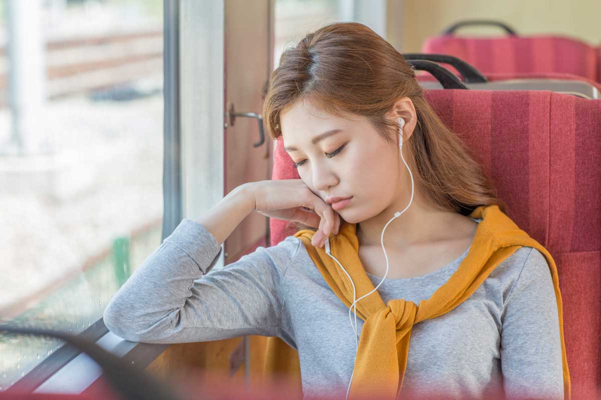 이어폰을 끼고 생활하는 사람