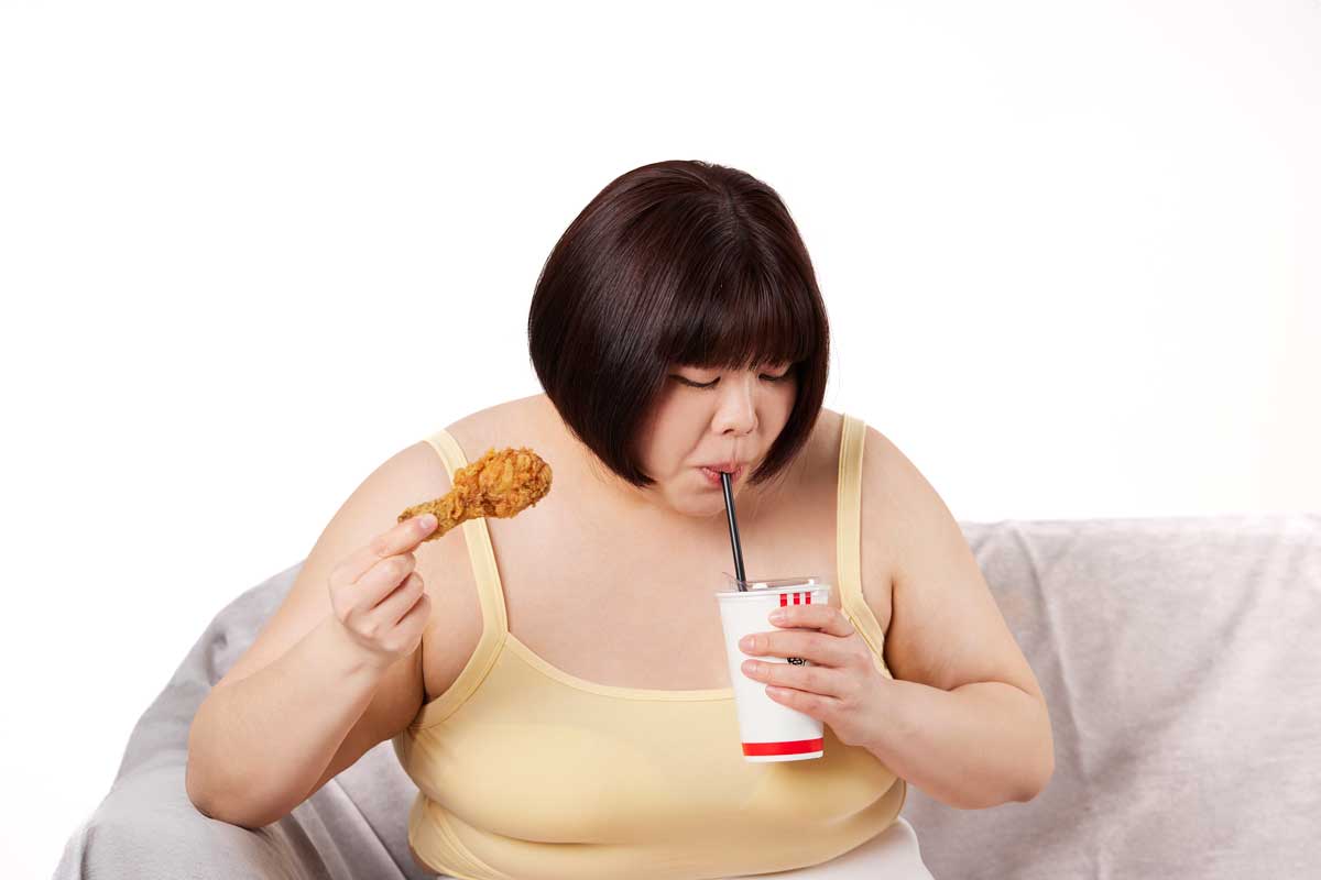 치킨, 콜라 먹는 여성