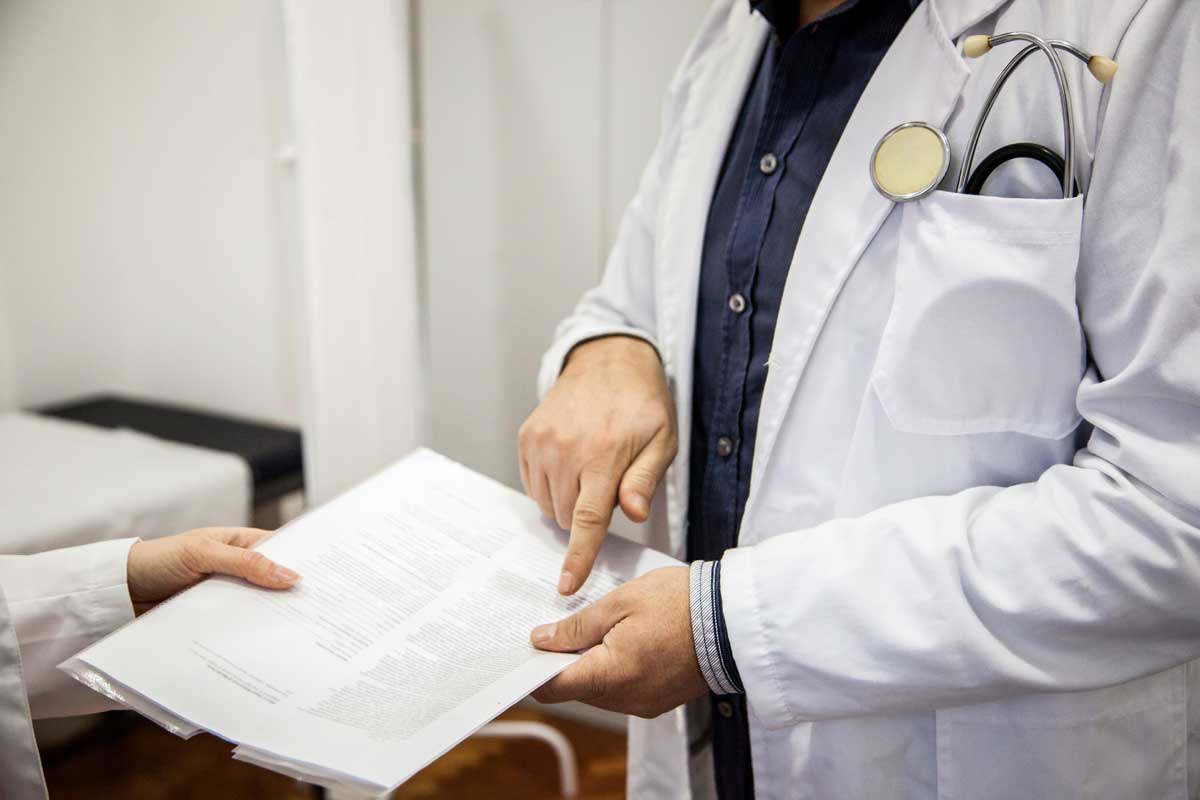 서류를 들고 있는 의사