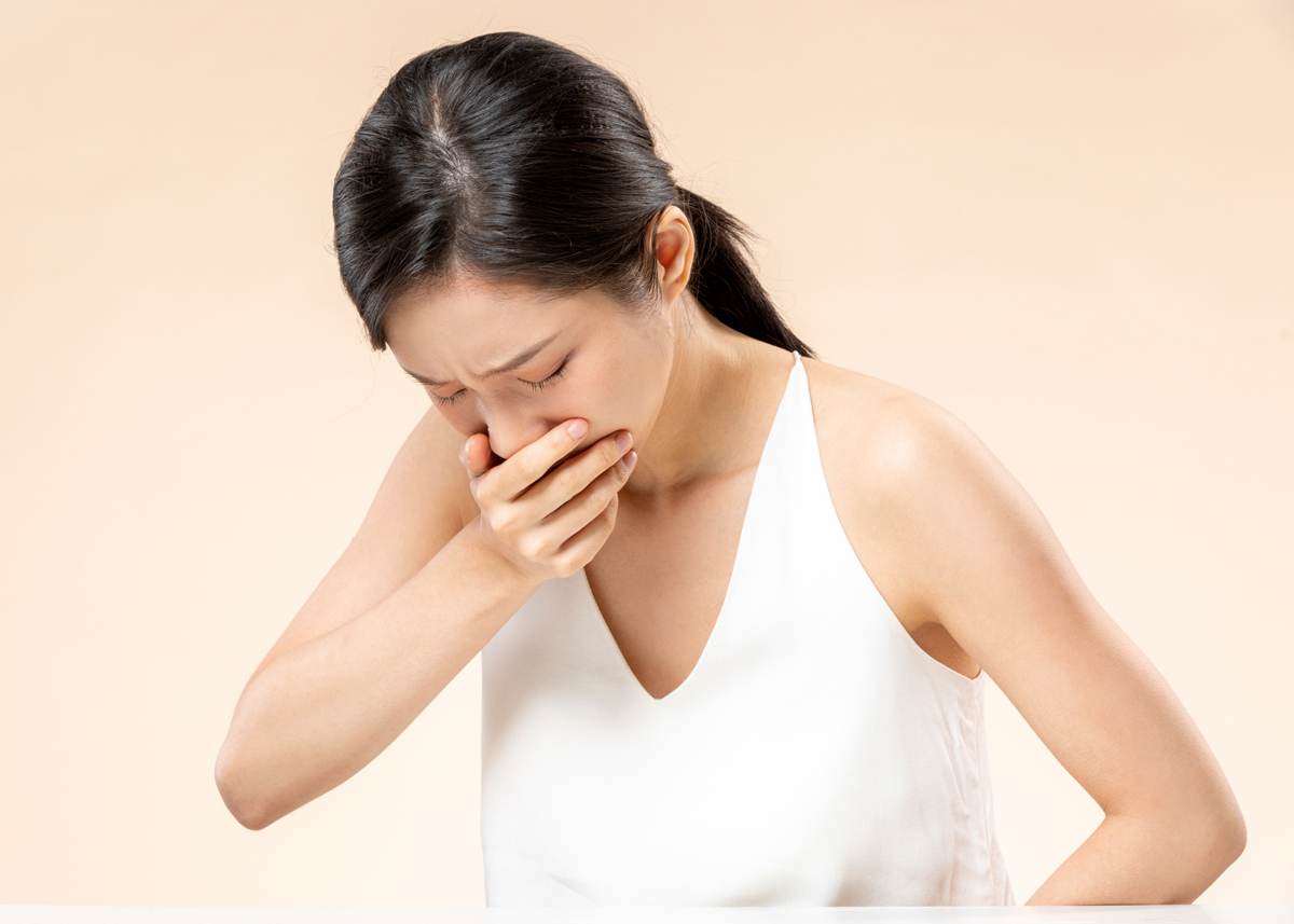 입을 막고 있는 여성 사진