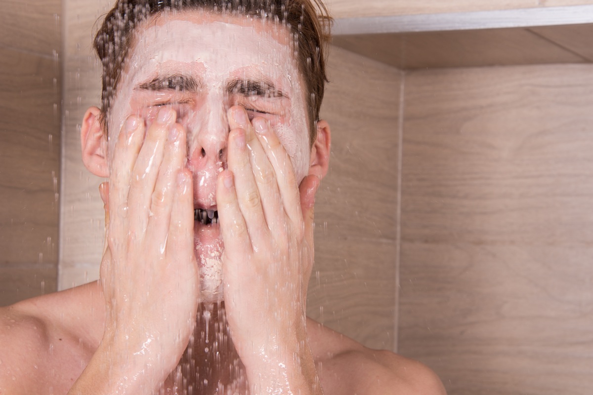 샤워하면서 세수하는 남성