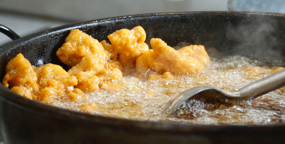 치킨 튀기는 모습