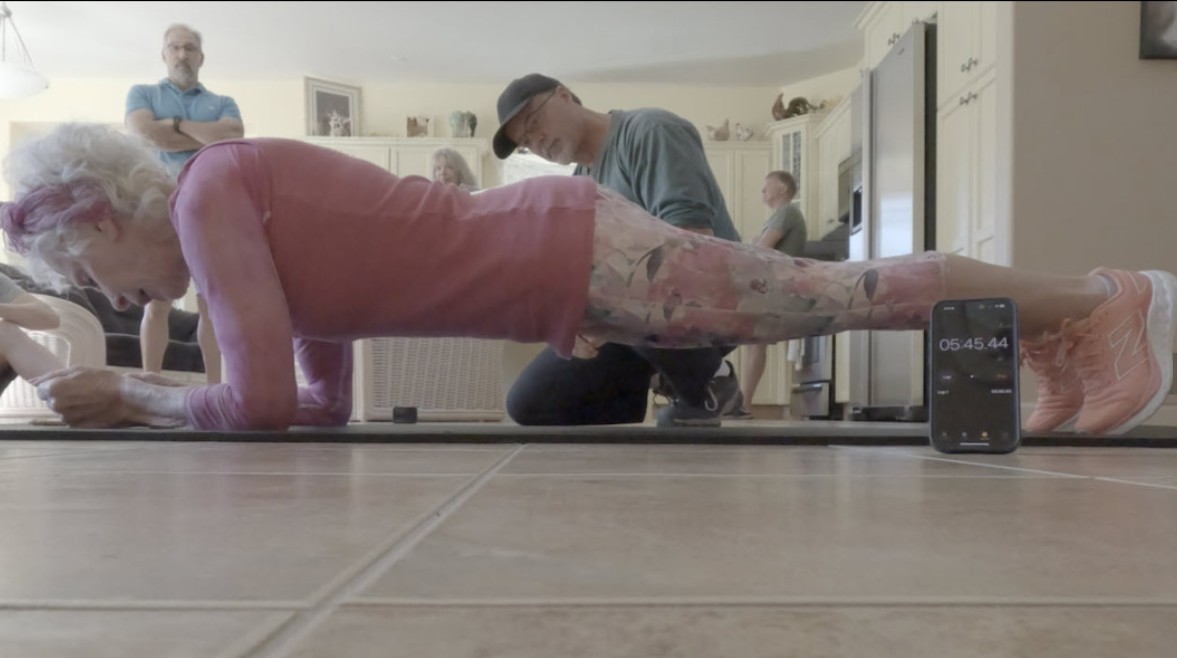 여성이 플랭크를 하는 모습