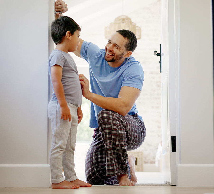 키를 재고 있는 아이