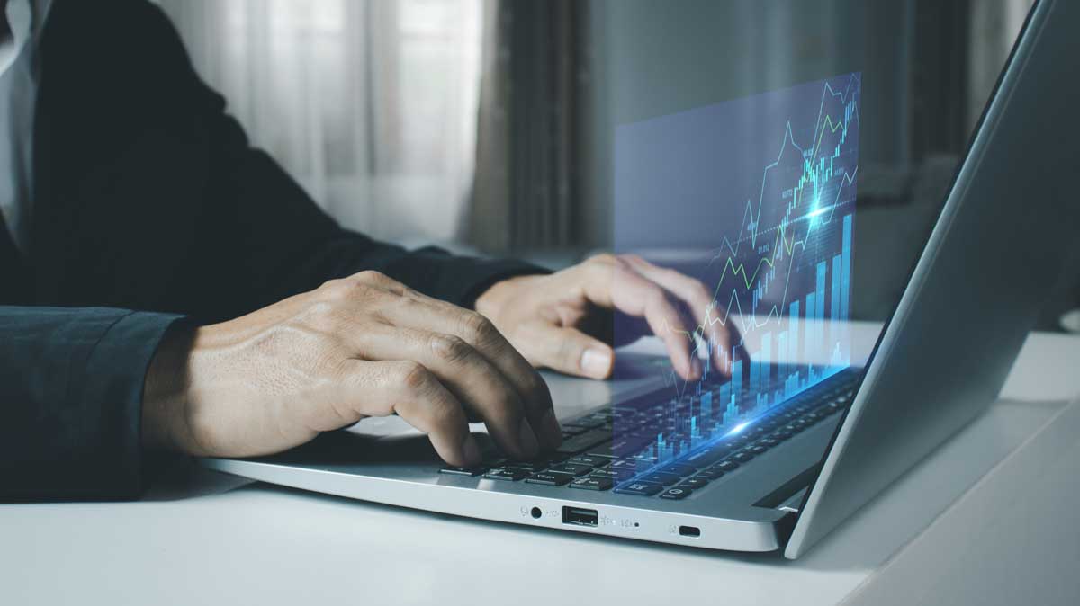 노트북을 두들기는 사람