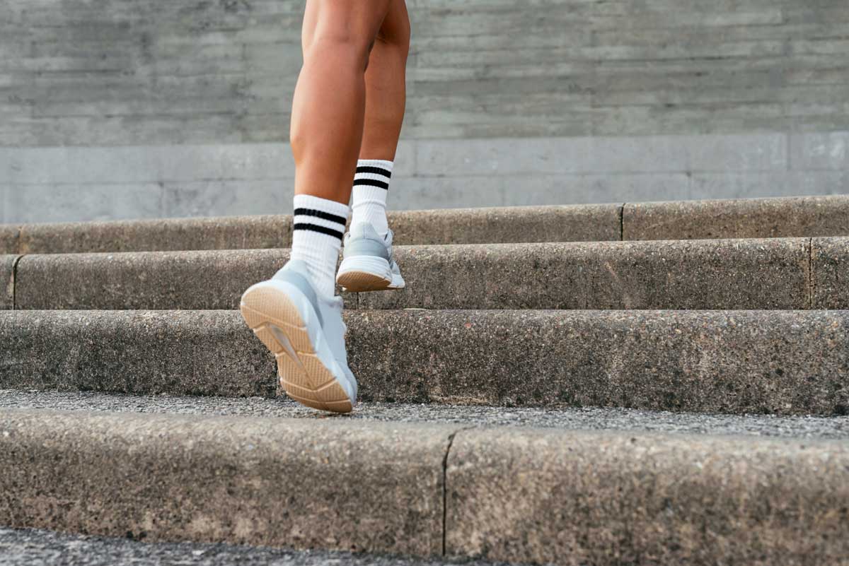 계단 오르는 사진