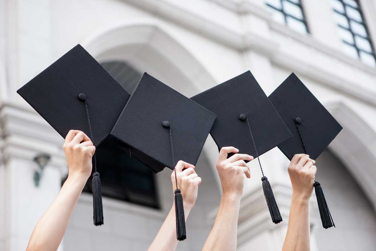 학사모 들고 있는 사람들