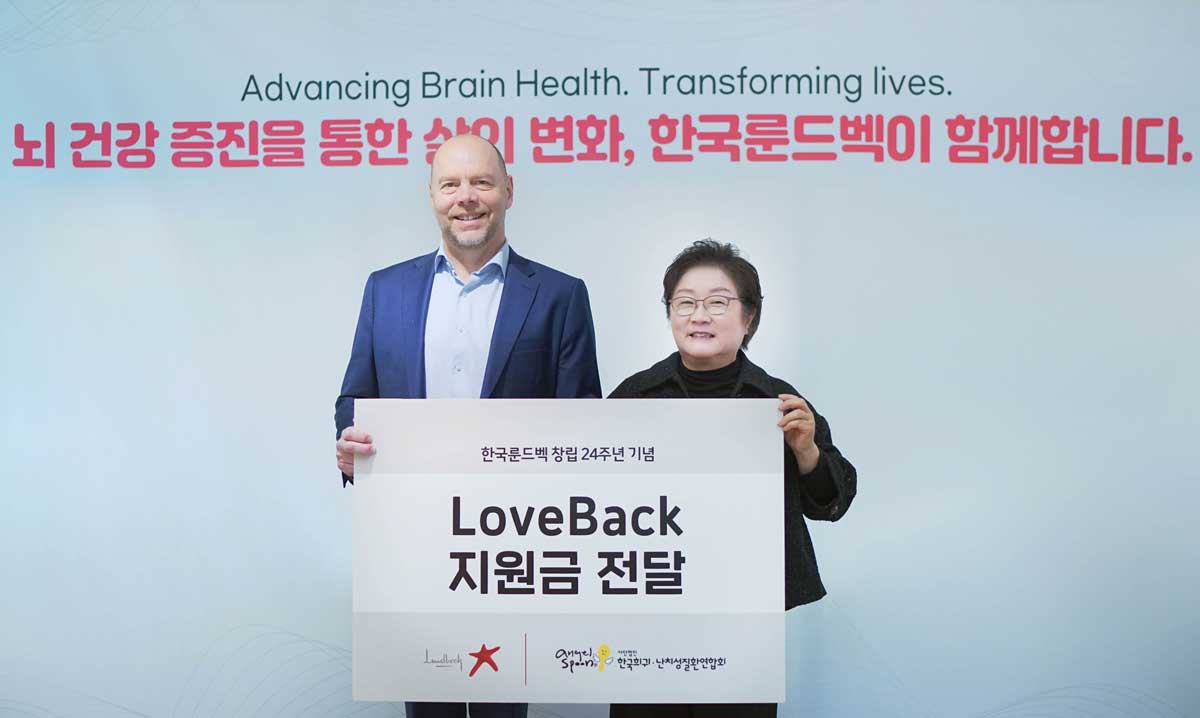 지원금 전달 기념 촬영 모습