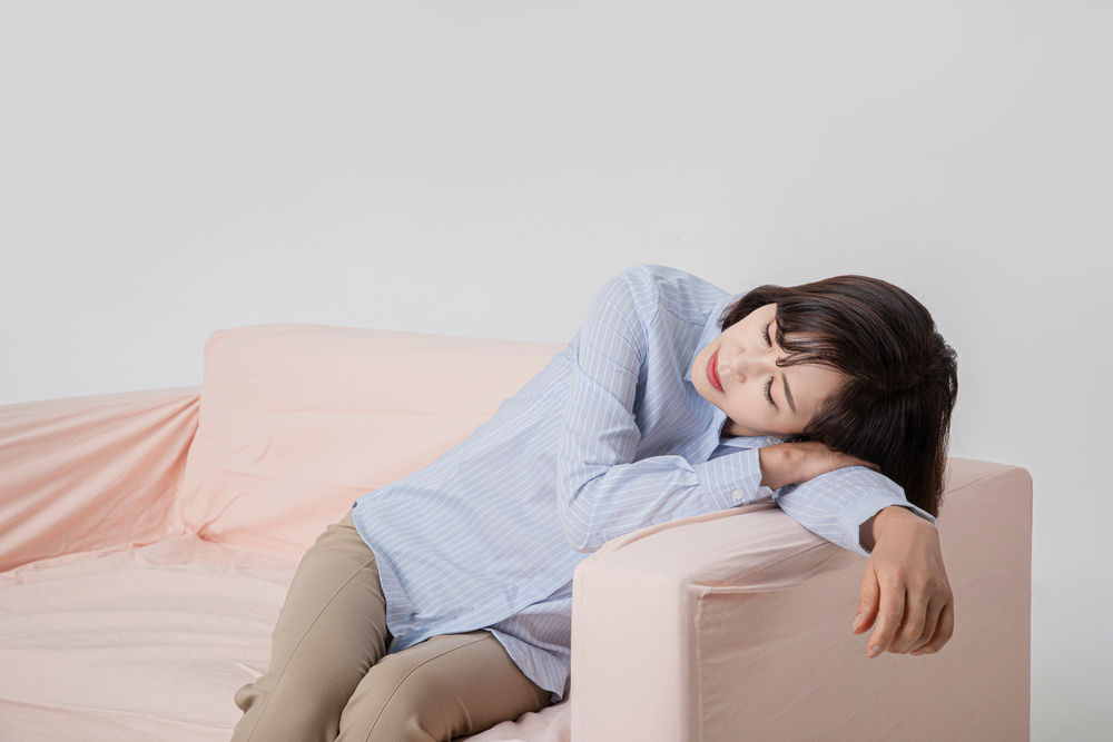 피곤해 보이는 여성