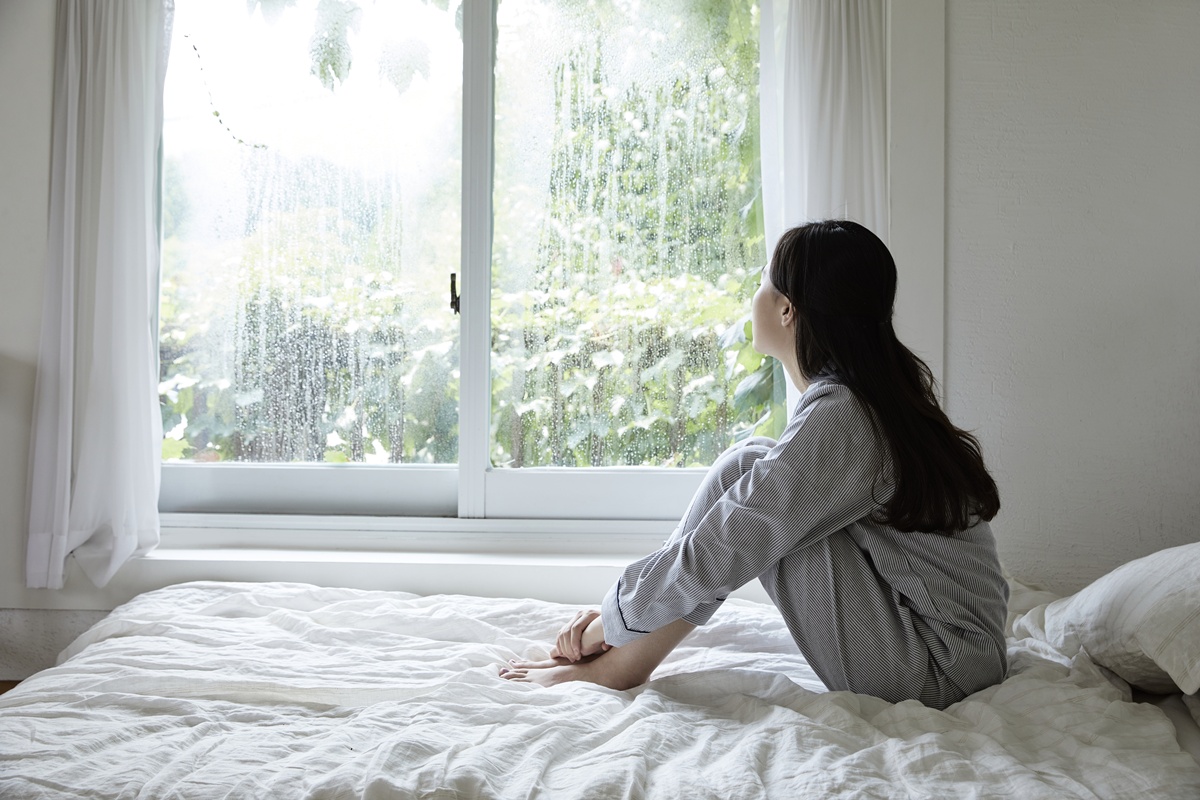 창문 보는 여성