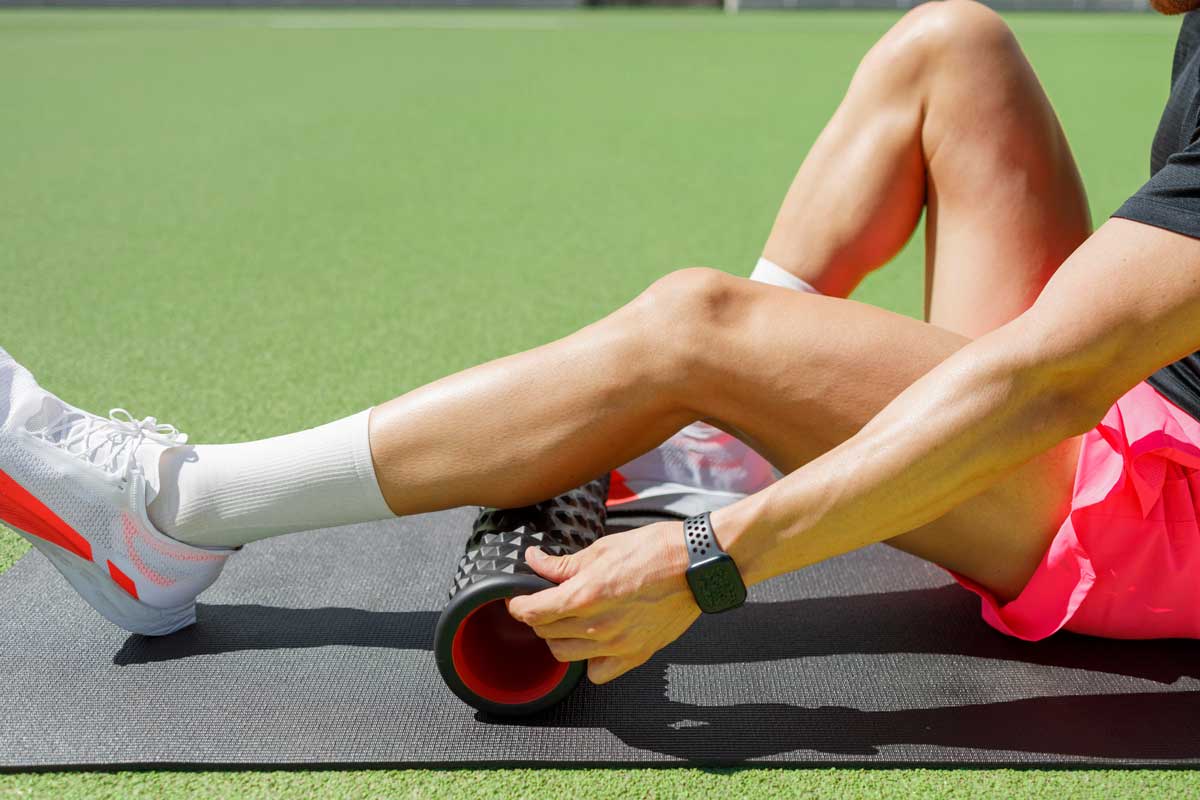 폼 롤러로 마사지하는 사람 다리