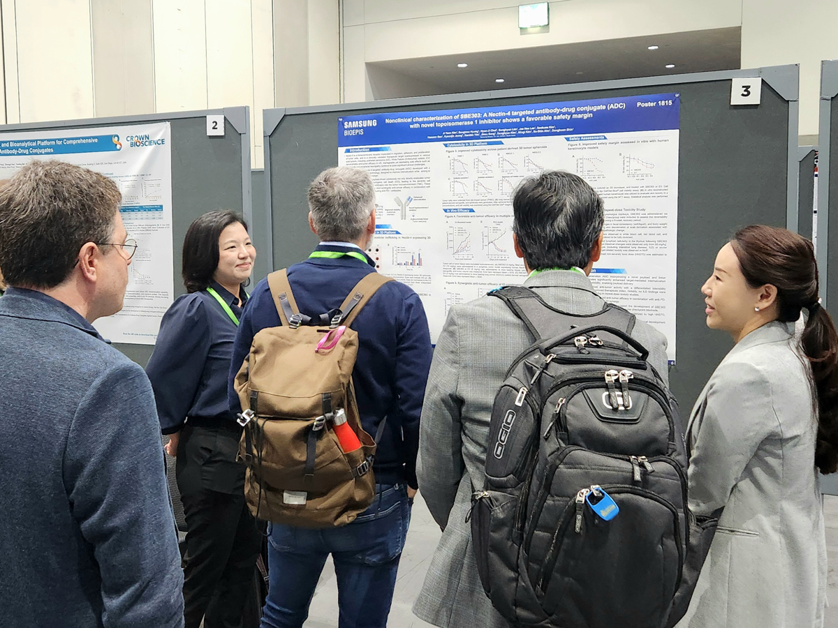 사람들이 발표를 듣는 모습