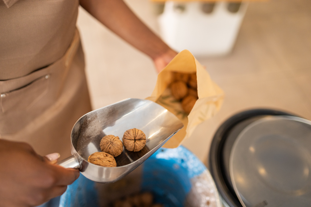 호두 담는 여성