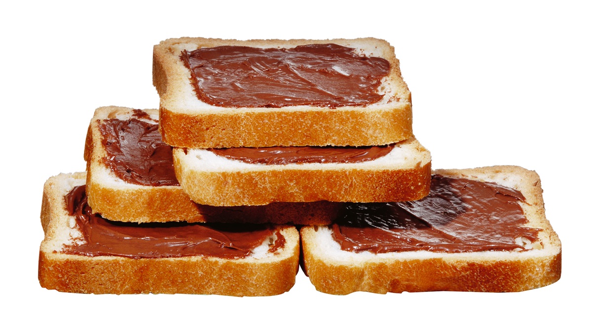 식빵에 초코잼 발려있는 모습