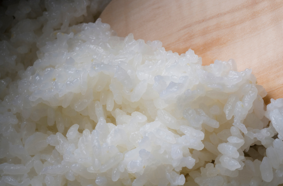 주걱으로 밥 덜어내는 모습