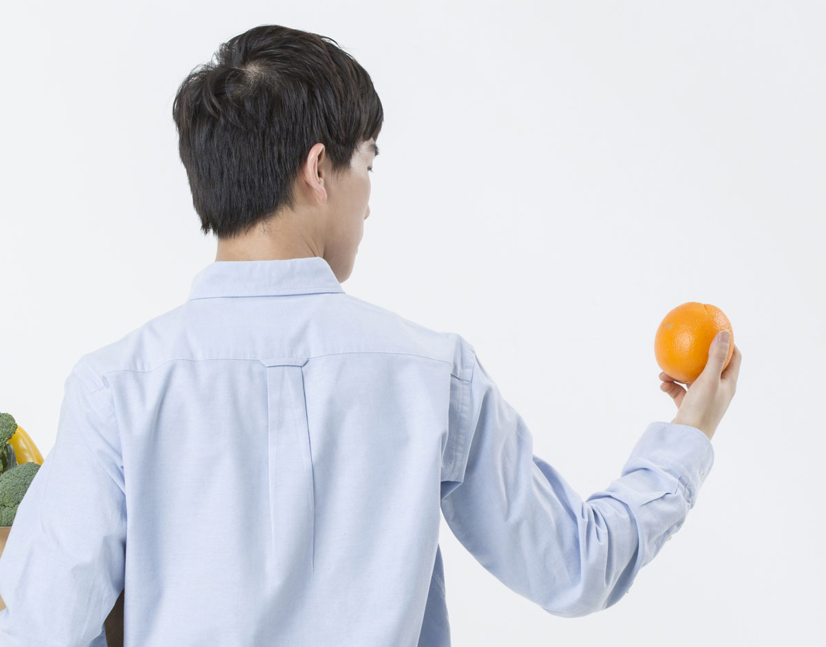 오렌지를 들고 있는 남자