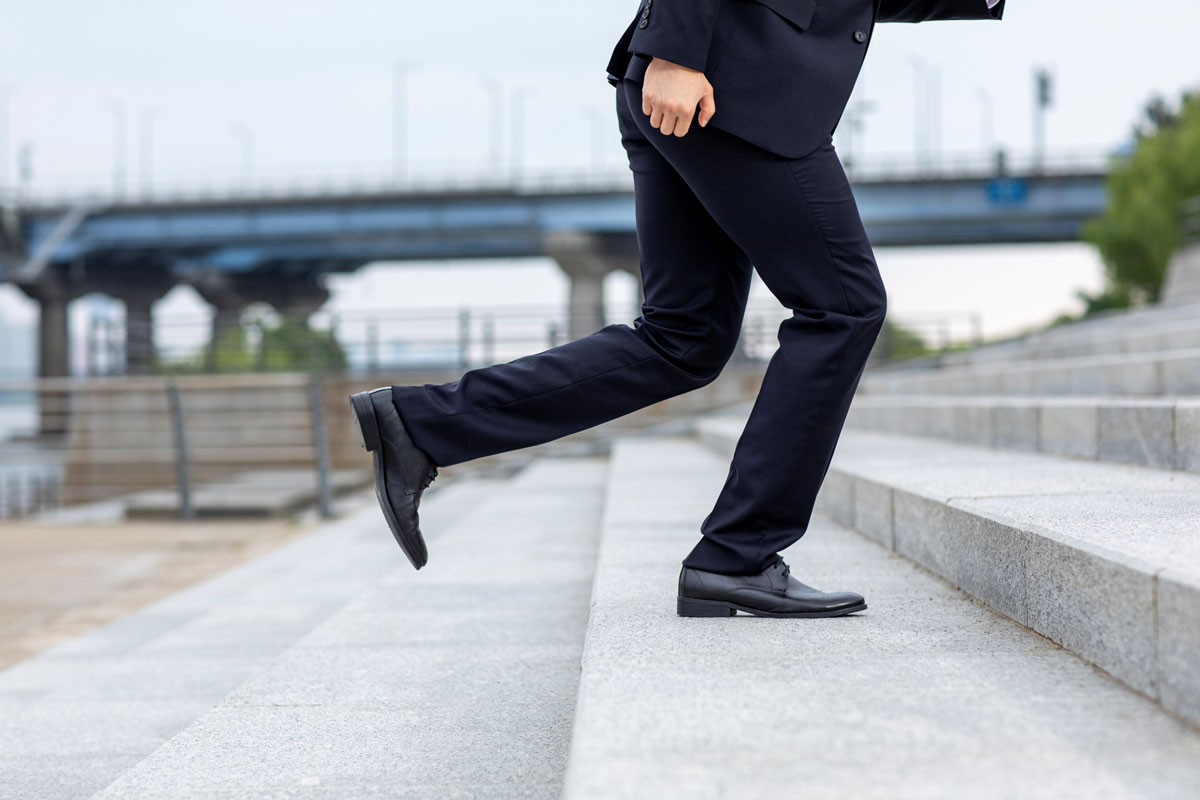 계단 오르는 사람 사진