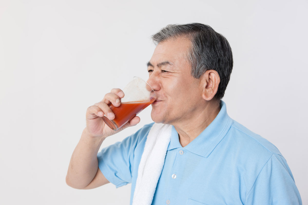 주스 마시는 사람