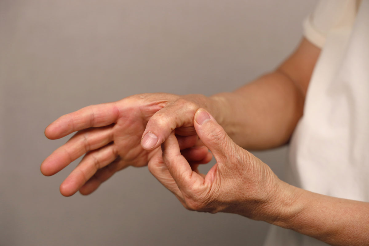 손가락 만지는 모습