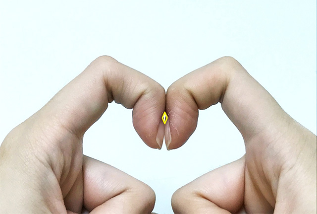 검지 손가락을 밀어내는 누르는 모습