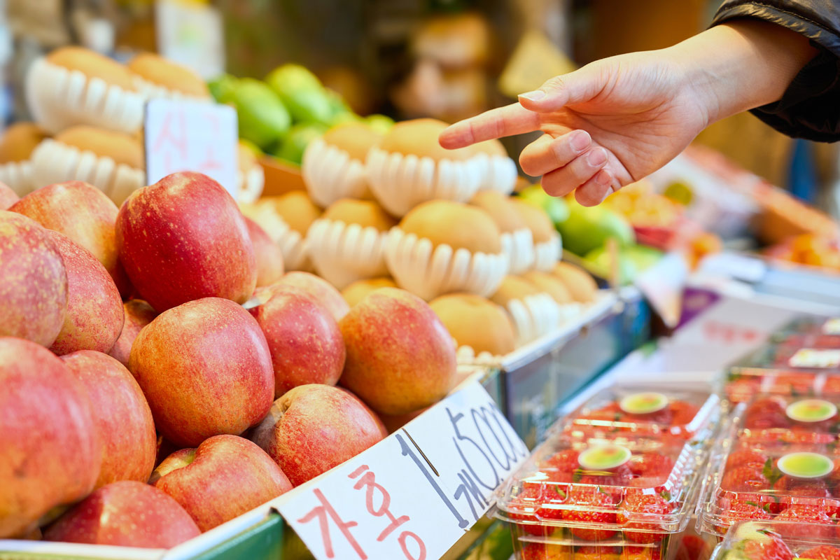 과일 고르는 이미지