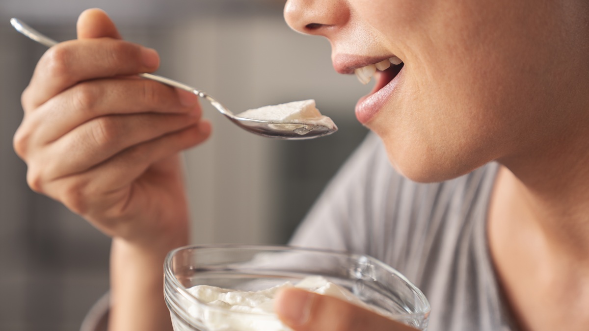 요거트 먹는 여성