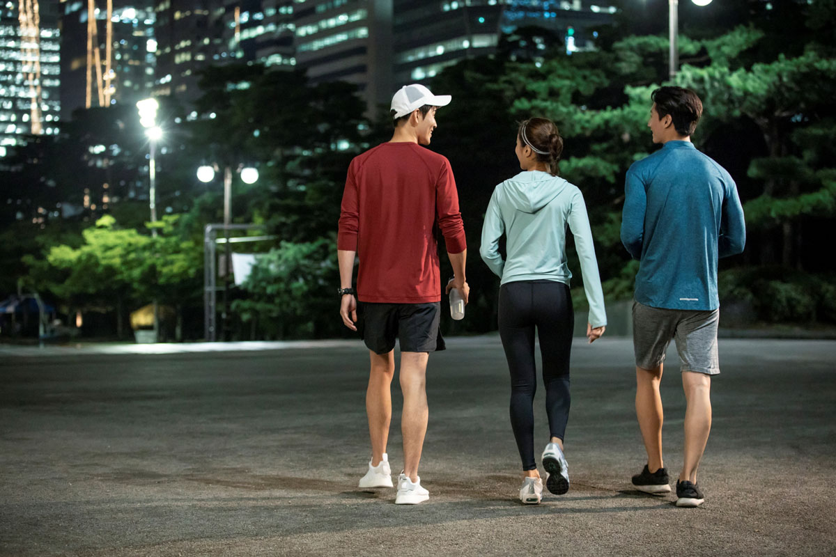 산책하는 사람들 사진