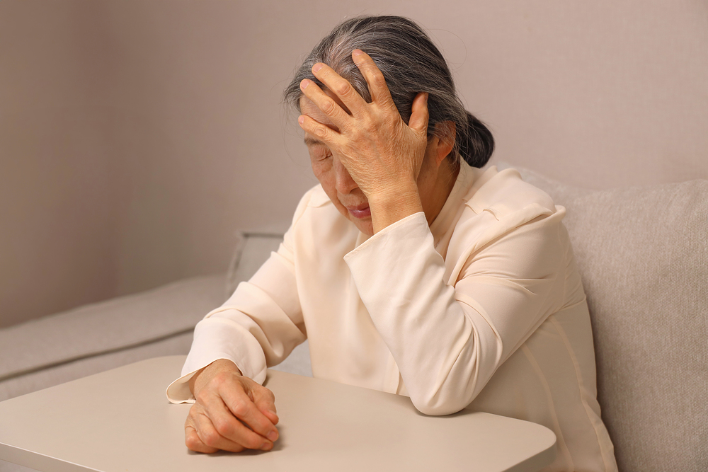 노인이 머리를 만지는 모습